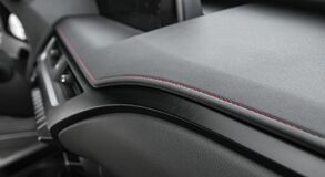 LEXUS UX: A KÜLSŐ VONALVEZETÉSE RAGAD MAGÁVAL, DE A BELSEJE EJT RABUL
